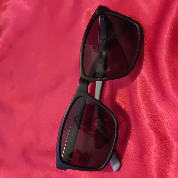 ICON - Picture 1 of 6